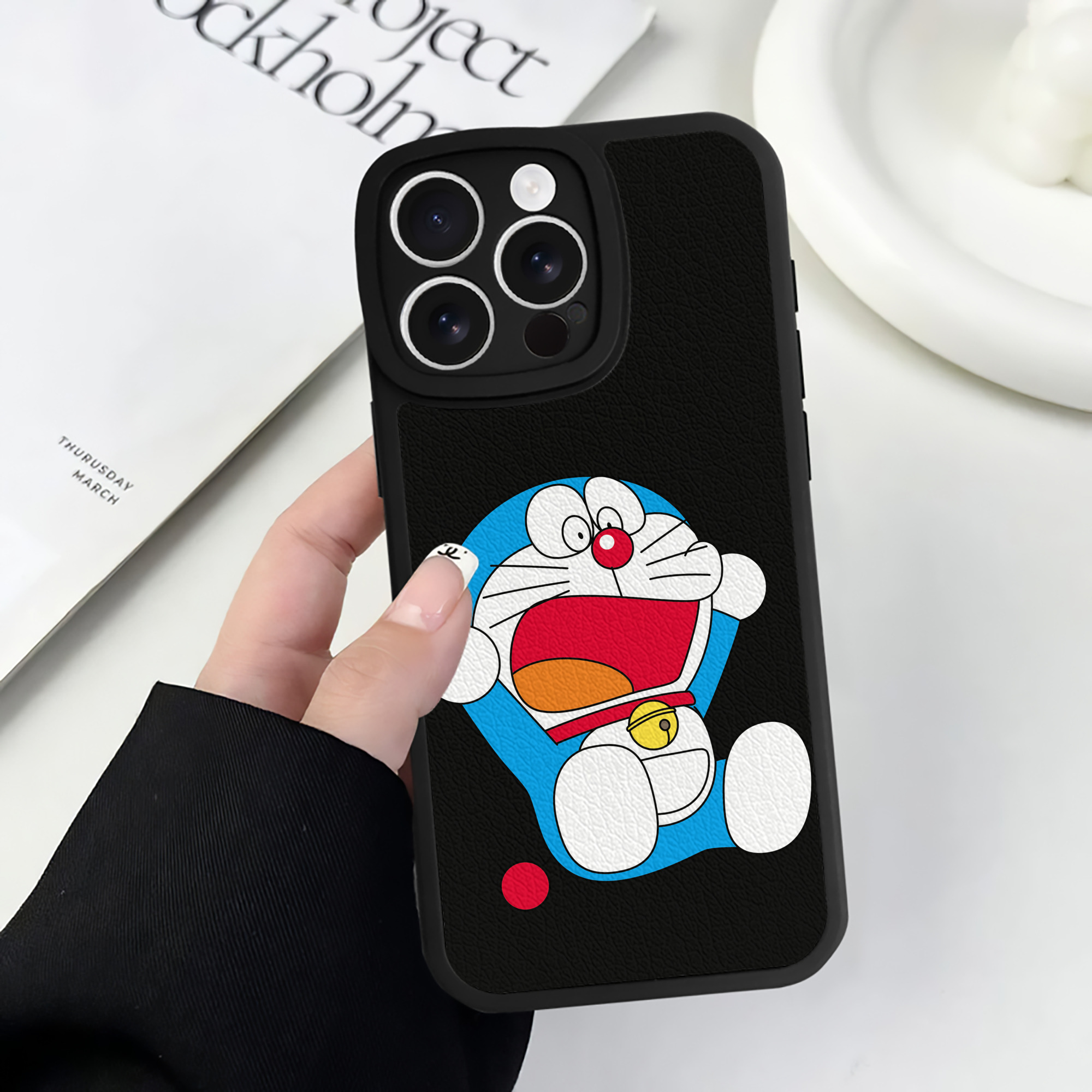 （画像用） ドラえもん Doraemon 【iPhone 16シリーズ対応】シリコンスマホケース（レザー調） 材質：シリコン